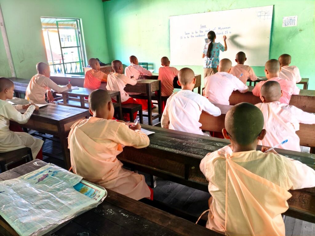 Donación de material escolar para más de 1.800 alumnos en escuelas gratuitas de Monasterios en Birmania