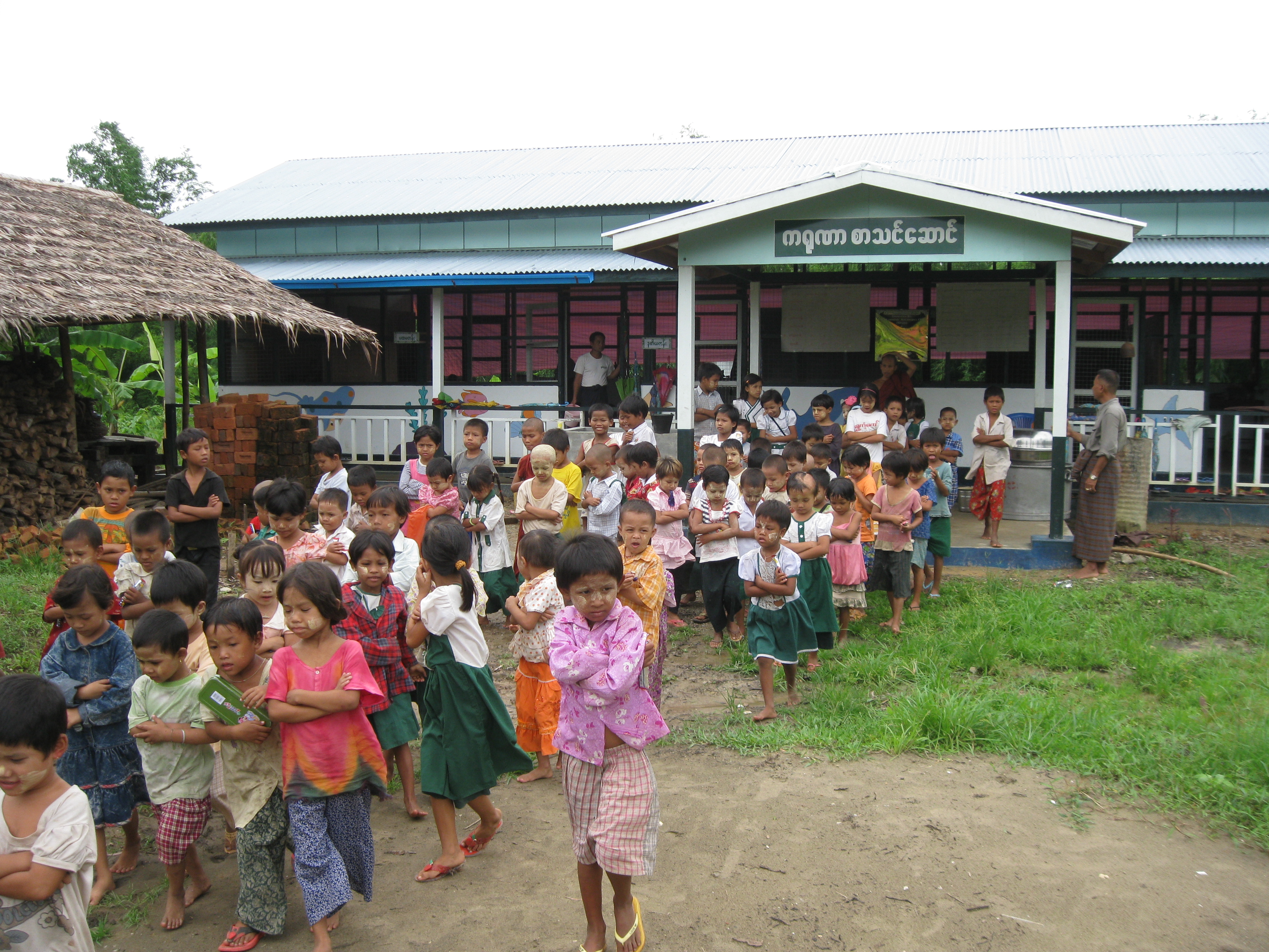 Niños saliendo de la escuela Man Pyay