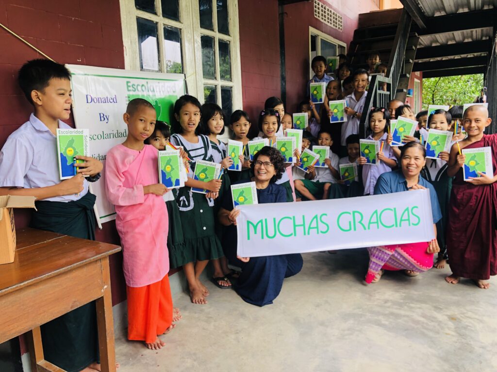 Nueva entrega de material escolar en Yangon: Más de 500 alumnos en Sandayana School Nunnery