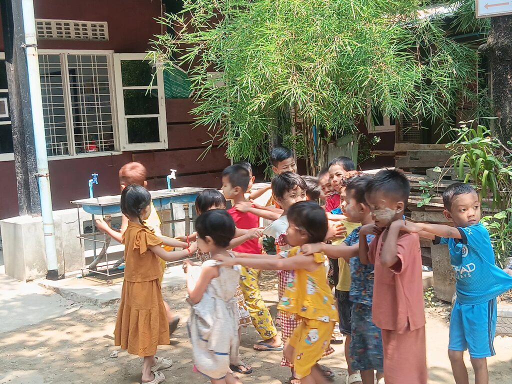 Niños birmanos en clases de verano recibiendo material escolar de Escolaridad Solidaria ONG en Myanmar